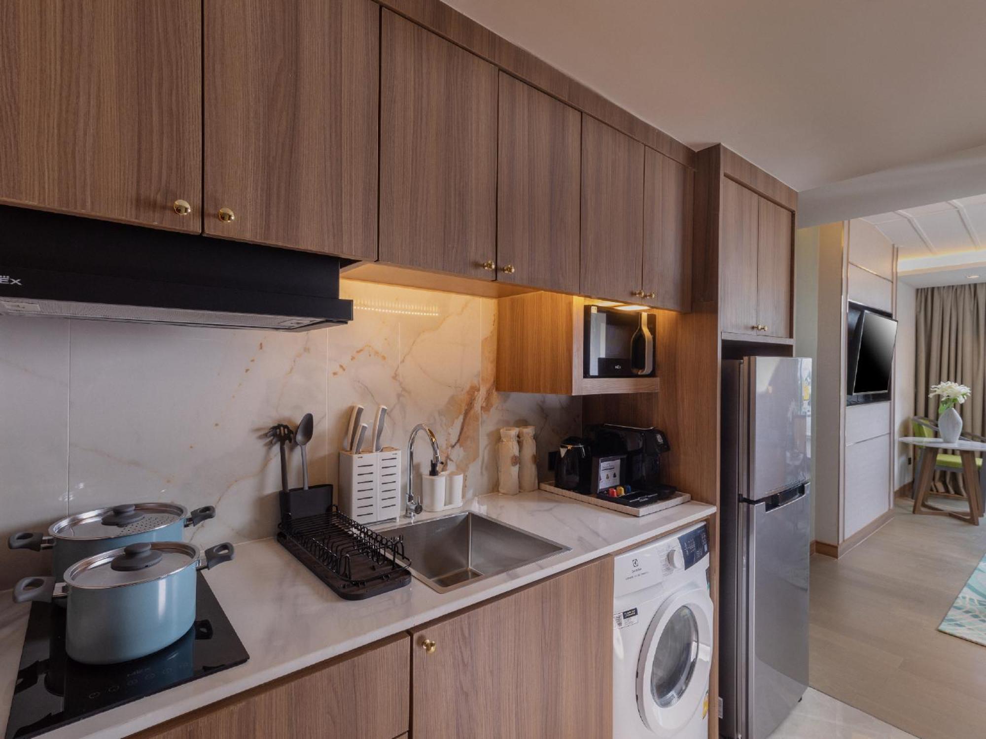 Nysa Hotel Bangkok Sukhumvit 11 Eksteriør bilde A kitchen in a serviced apartment