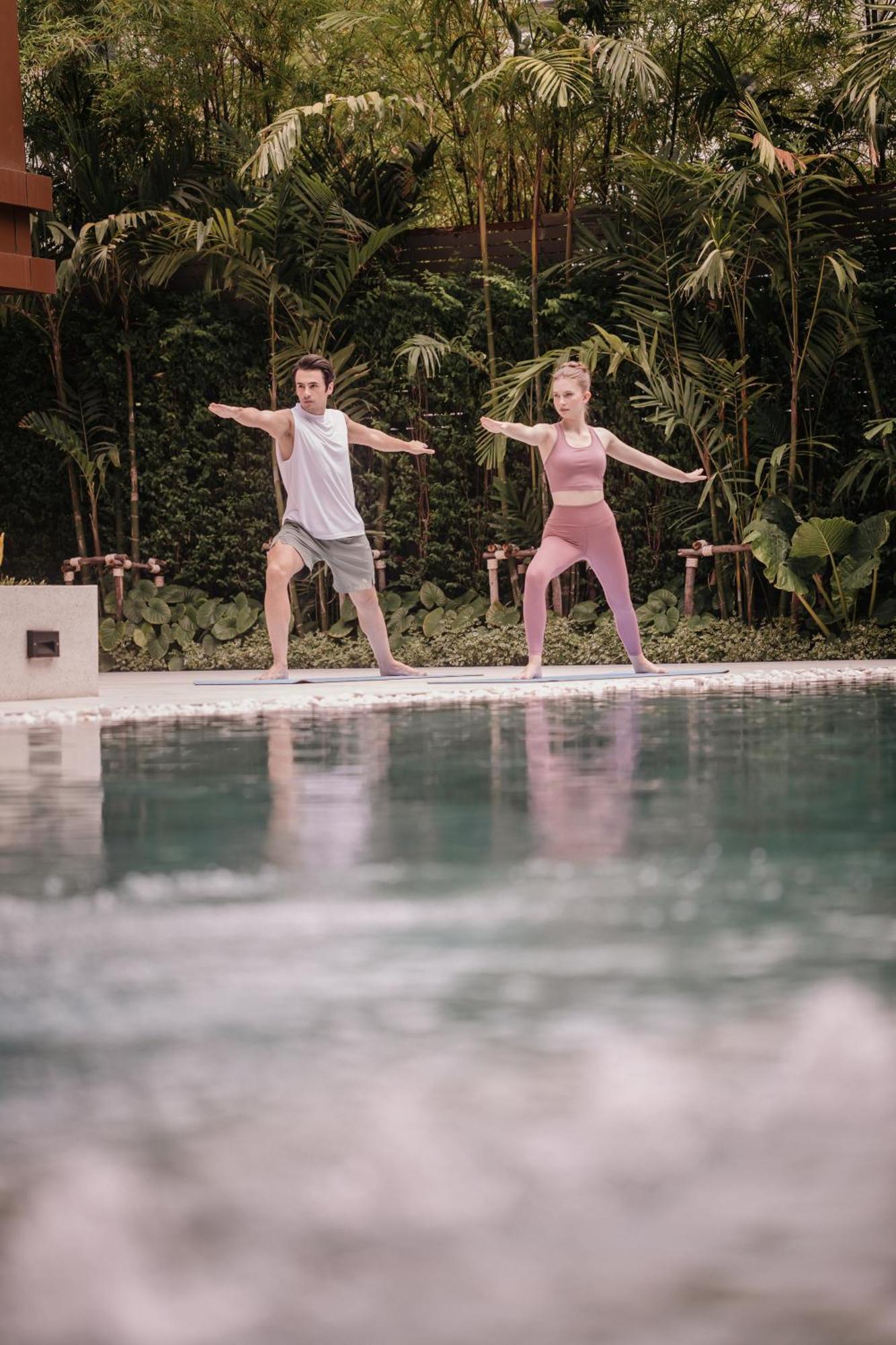 Nysa Hotel Bangkok Sukhumvit 11 Eksteriør bilde A couple practicing yoga