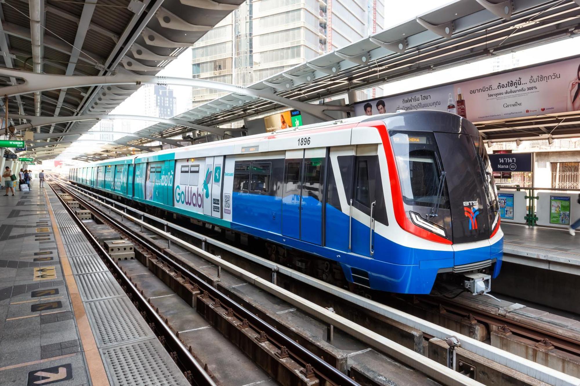 Nysa Hotel Bangkok Sukhumvit 11 Eksteriør bilde A Blue Line train at Huai Khrai