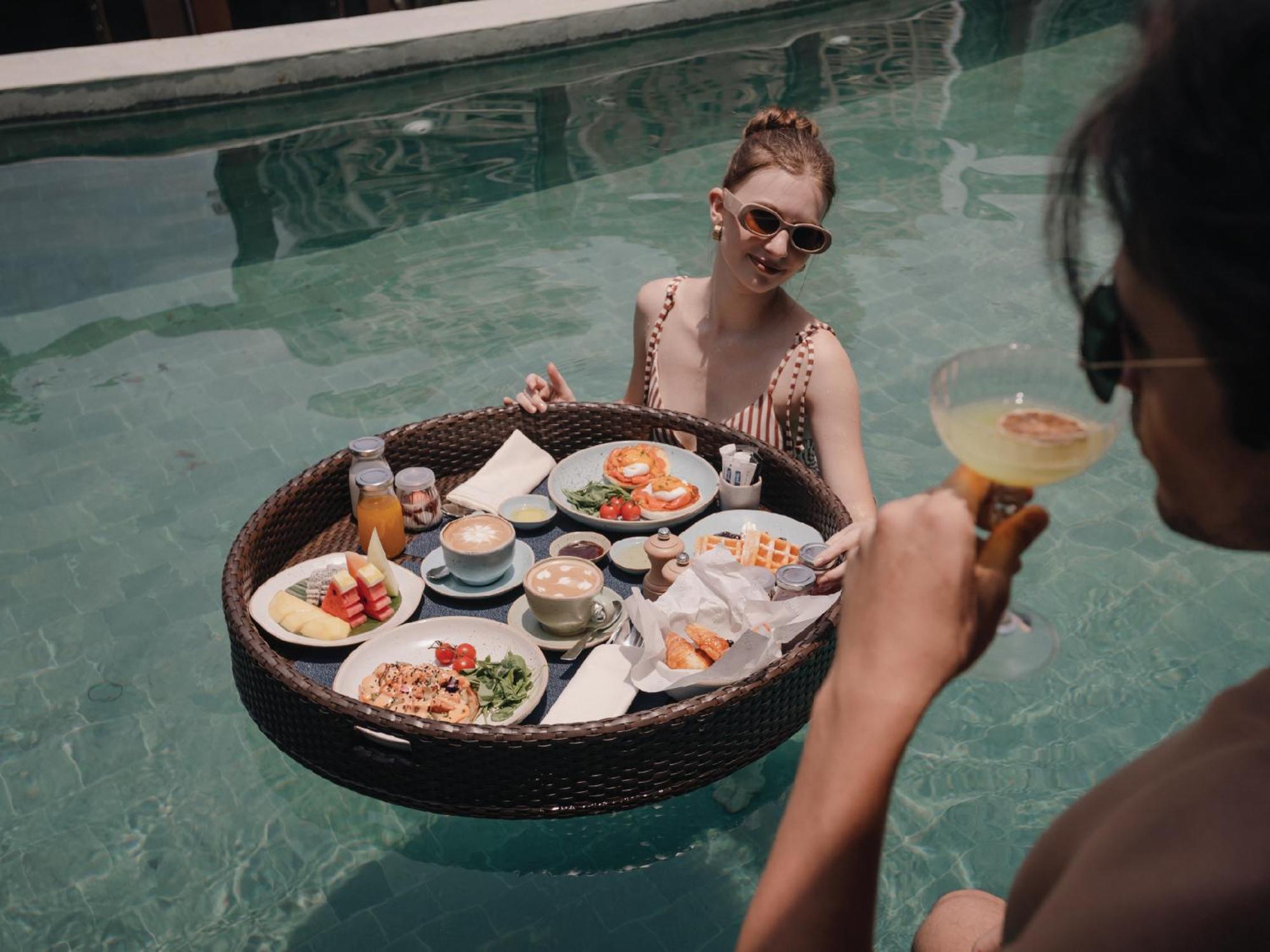 Nysa Hotel Bangkok Sukhumvit 11 Eksteriør bilde Floating breakfast at Alila Villas Uluwatu